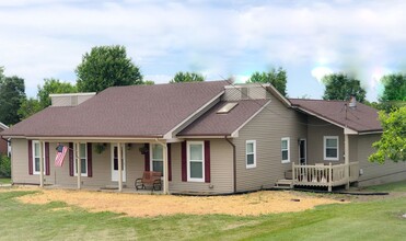 Building Photo - Fully Furnished Short-term rental Includes internet, cable, washer, dryer, etc