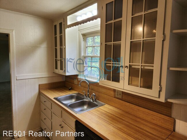 Building Photo - 2 br, 1 bath House - 320 S. Maple Street