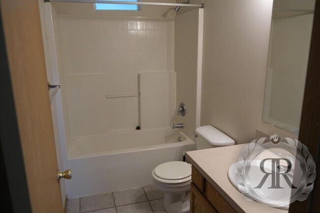 Building Photo - 2 Bedroom, 1.5 Bath Townhouse Style Apartment
