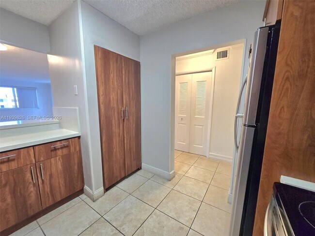 Building Photo - 6960 Miami Gardens Dr