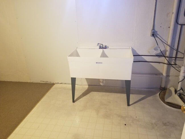 Building Photo - 1305 Abbeywood Rd