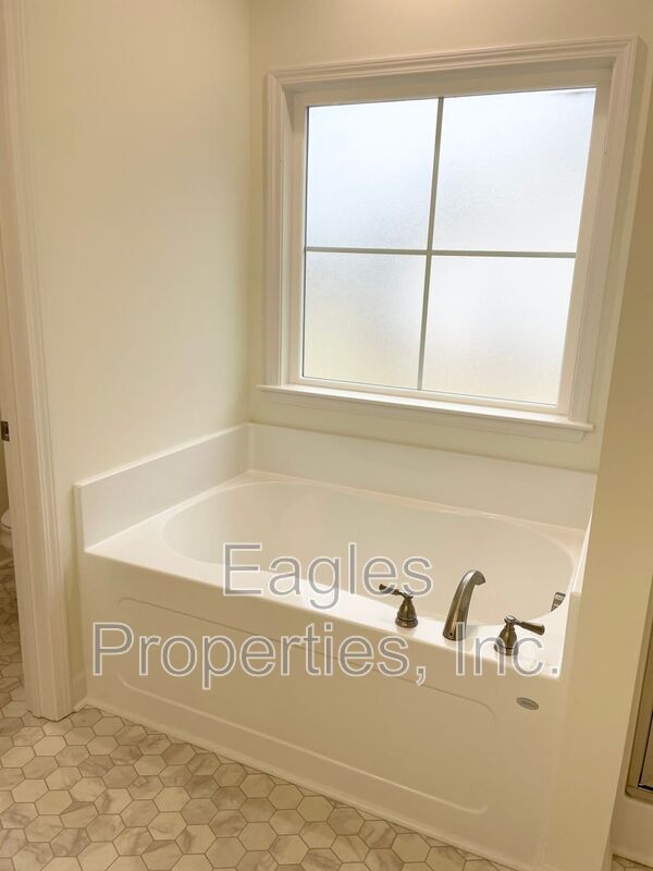 Building Photo - 300 Creeks Edge Dr