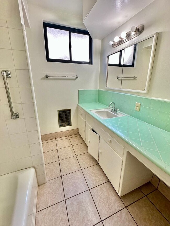 Building Photo - 1338 N Columbus Ave