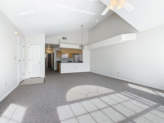 Building Photo - Pet Friendly 3 bedroom, 2 bathroom condo
