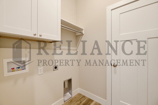 Building Photo - 619 Elmwood St