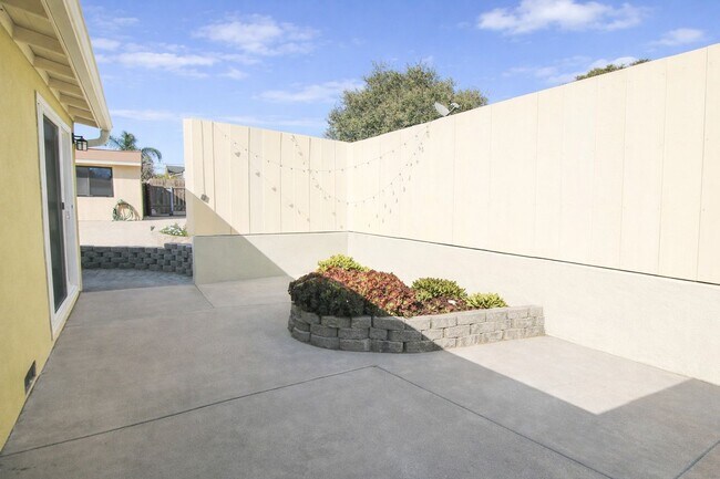 Building Photo - 3 Bedroom, 2 Bathroom Home w/ Large Backyard in Arroyo Grande