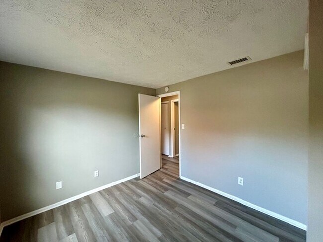 Building Photo - 3 BEDROOM 2 BATHROOM RANCH STYLE HOME IN PIKE!