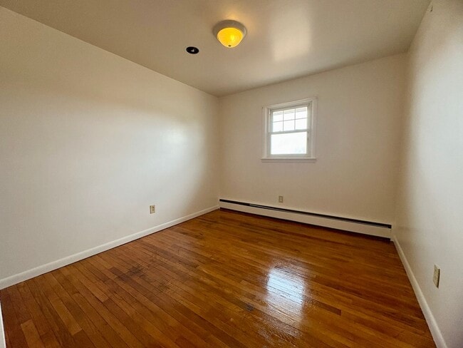 Building Photo - 3 Bedroom 1 Bathroom Rancher in Elizabethtown!