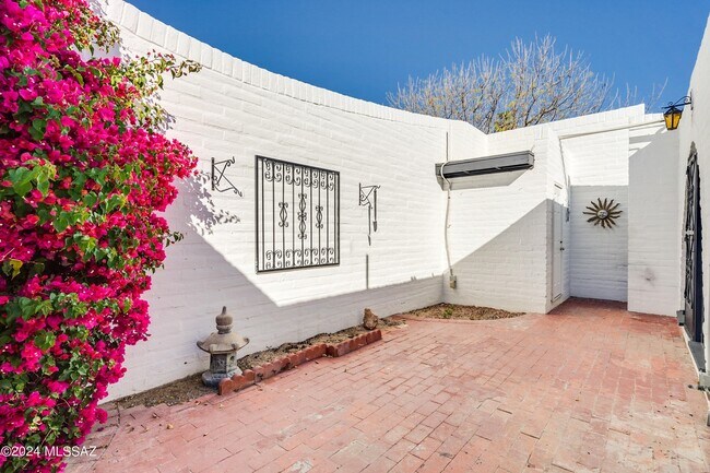 Building Photo - 667 W Las Lomitas Rd