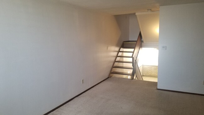 Building Photo - Milwaukee Condo Available Now!