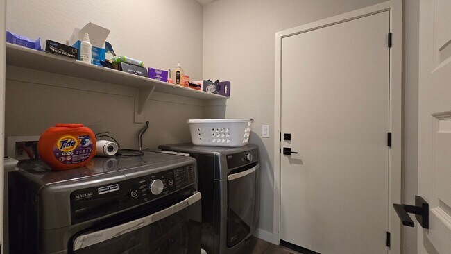 Building Photo - Cozy Never-Leased-Before 3 bedroom 2 bath home in Youngtown!