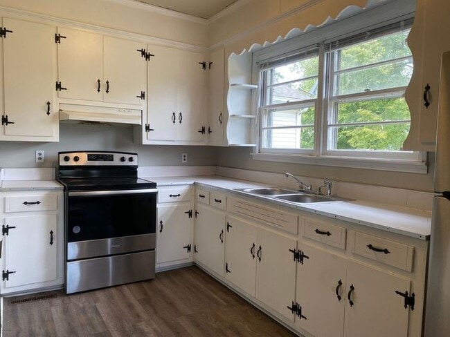 Building Photo - For Rent - Renovated One Bedroom Unit in G...