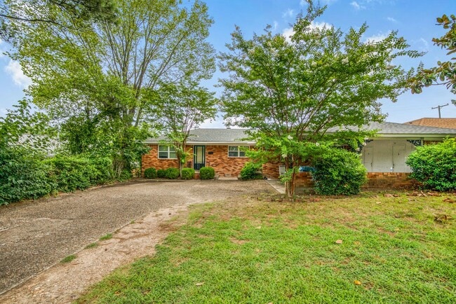 Building Photo - Adorable Midtown Duplex