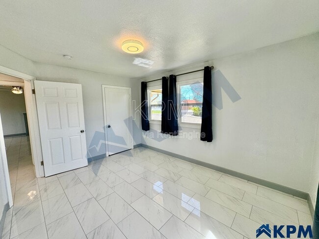 Building Photo - 2037 Lake Dr
