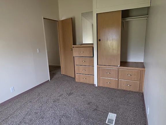 Building Photo - "Charming 4-Bedroom Retreat with Cozy Fireplace in Woodburn – 1900 Sq Ft of Comfort!"