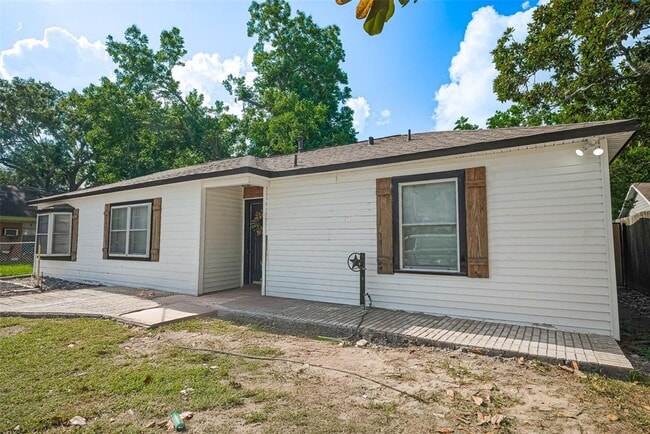 Building Photo - 1308 W Dumble St