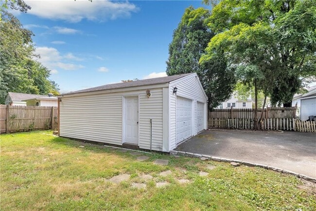 Building Photo - 11 Hallmark Pl