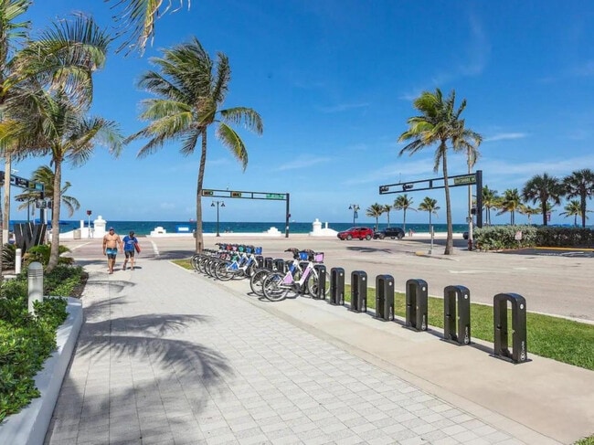 Building Photo - 3101 Bayshore Dr