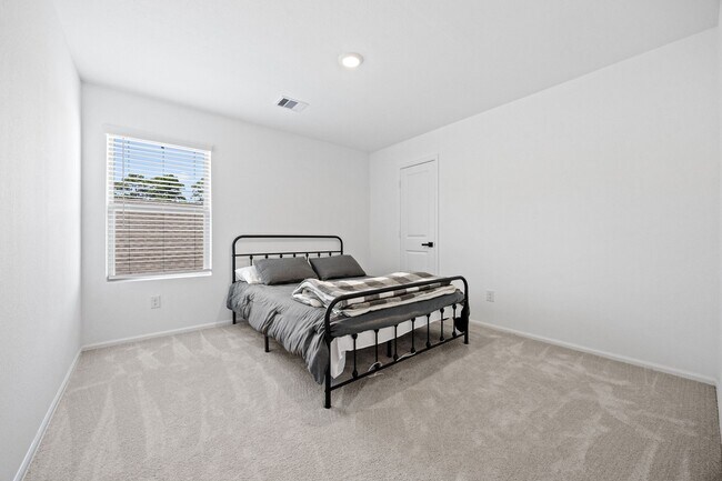 Building Photo - 2019 Iris Hls Ln