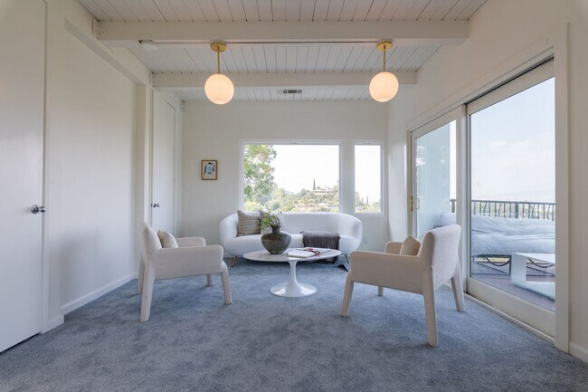 Building Photo - Beautiful Hollywood Hills Home For Lease!