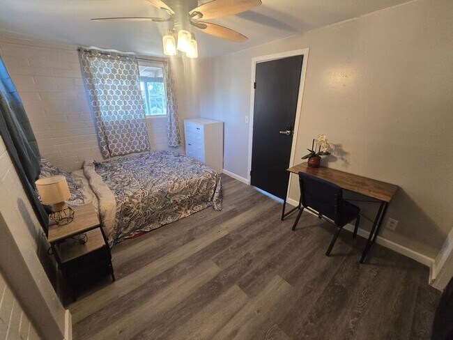 Building Photo - Rooms for Rent – Furnished, Lockable, & Private Backyard! 6 Spots Open.