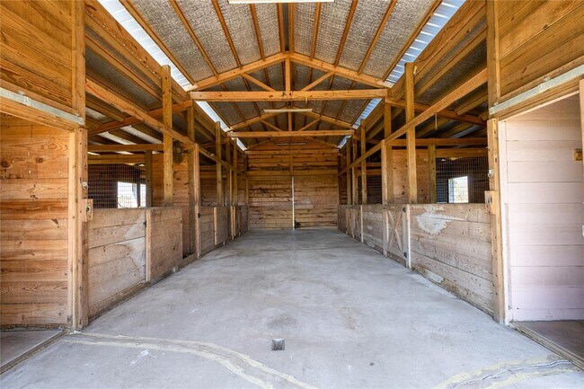Building Photo - 330 Cross Ln