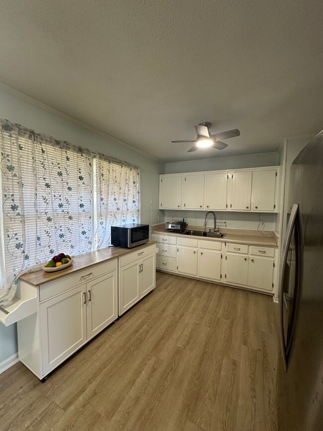 Building Photo - 3 bedroom home near Wire Park