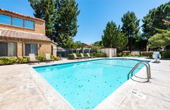 Building Photo - Granada Villas