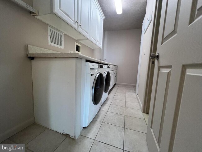 Building Photo - 200 Locust St