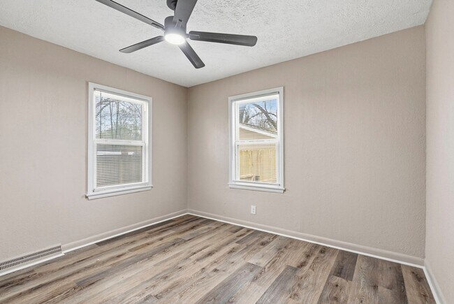 Building Photo - Move-In Ready 3 Bed with Modern Updates & Detached Garage