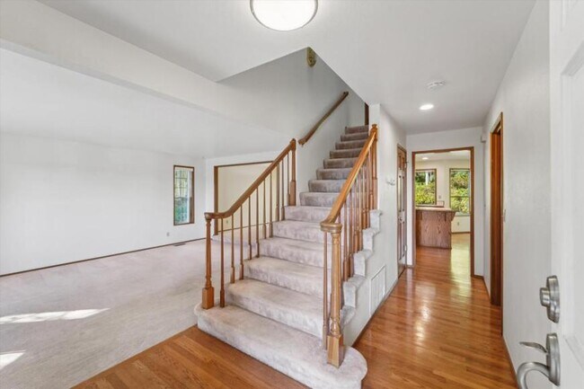 Building Photo - 4 bedroom in Bellevue WA 98008