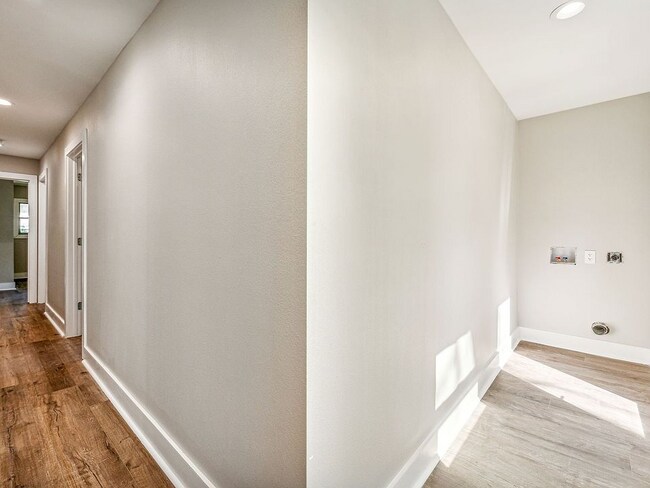 Building Photo - 302 W Collins St