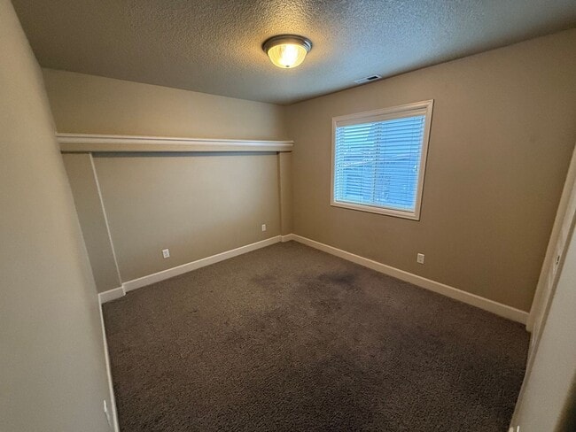 Building Photo - Spacious Northwest Townhome, 3 Bdrms, 2.5 ...