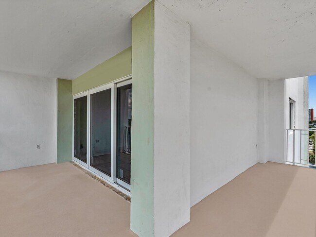 Building Photo - 500 Bayview Dr