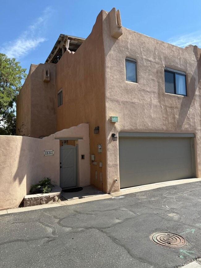 Building Photo - Townhome Near Old Town and Sawmill District