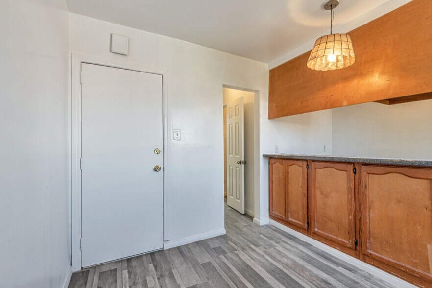Building Photo - 847 W 43rd St