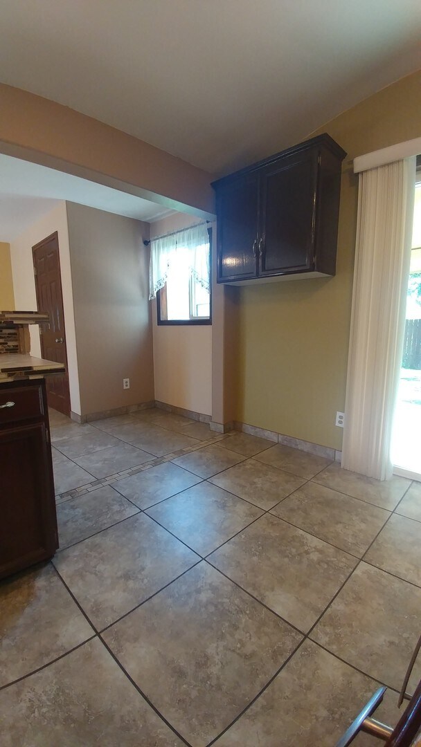 Building Photo - 4-Bed, 2-Bath Home Off Road 100 with Easy ...