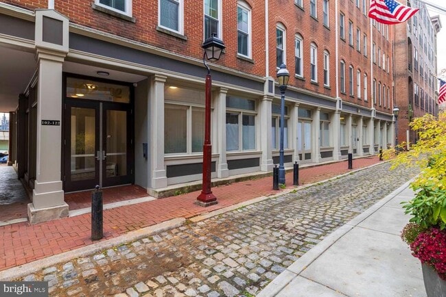 Building Photo - 102 Church St