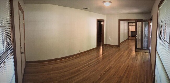 Building Photo - 1501 W 40th St