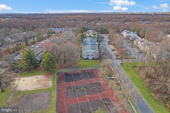 Building Photo - 2 Cheverny Ct
