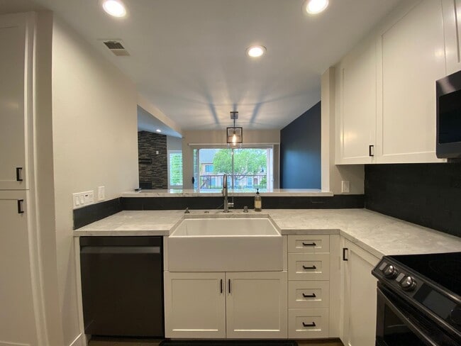 Building Photo - Beautifully Renovated Condo in Rancho Bernardo!