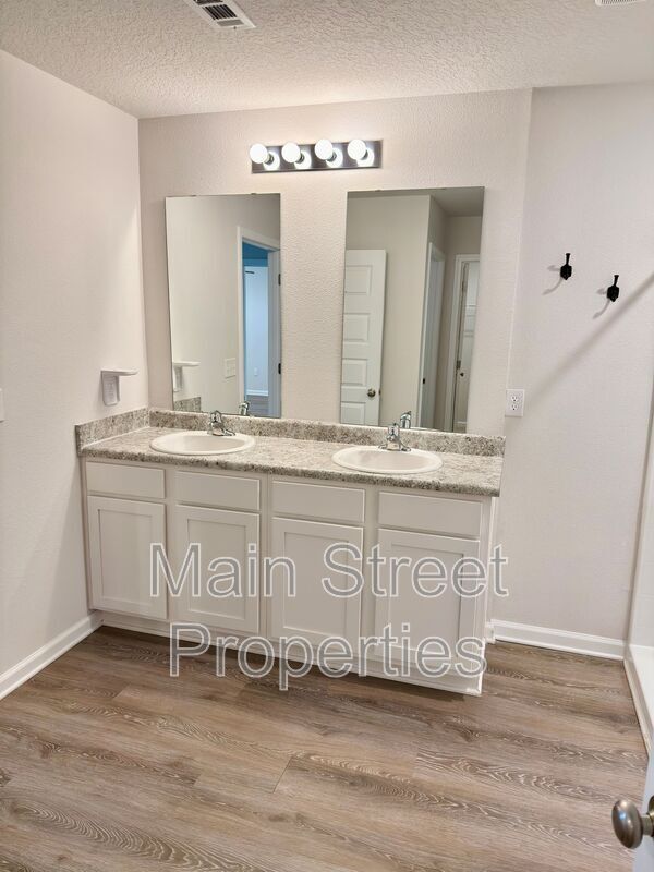 Building Photo - 5260 Peach Dr