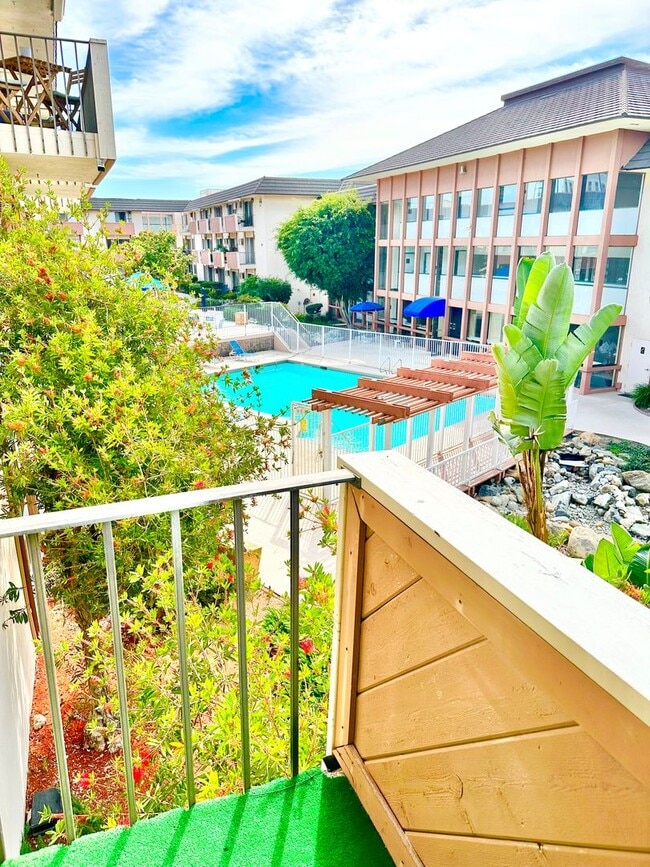 Building Photo - Spacious 1 Bedroom Condo on PCH