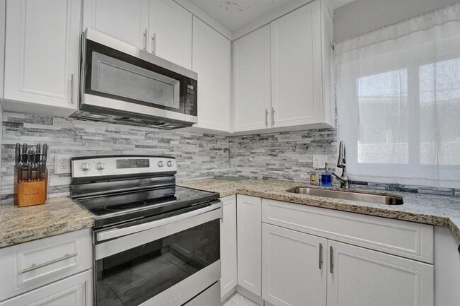 Building Photo - 3 bedroom in Dania Beaach FL 33004