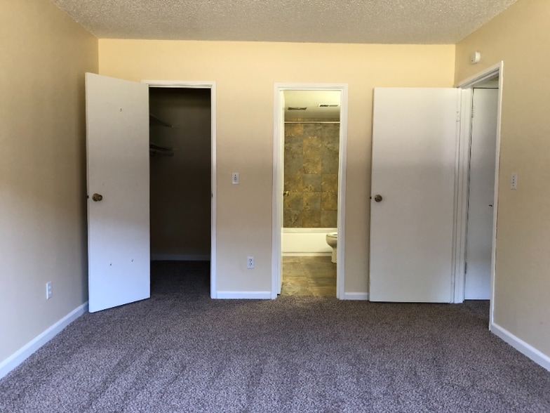 Building Photo - 600 Manhattan Dr