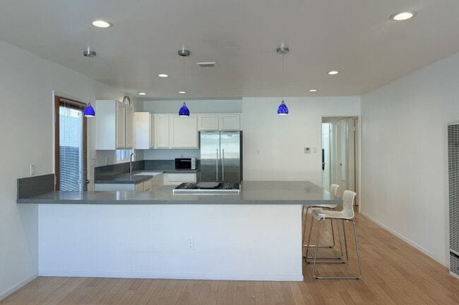 Building Photo - 3 bedrooms & 2 bathrooms |Duplex | Oxnard | Silverstrand Beach| Unfurnished