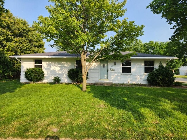 Building Photo - 1027 Cardinal St