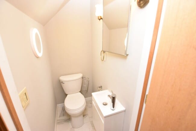 Building Photo - 4 bedroom 2.5 bath South Bend home on larg...