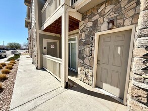 Building Photo - 2 WEEKS FREE! Spacious Townhome!