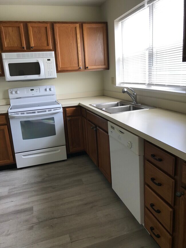 Building Photo - 1111 Cambridge Ct